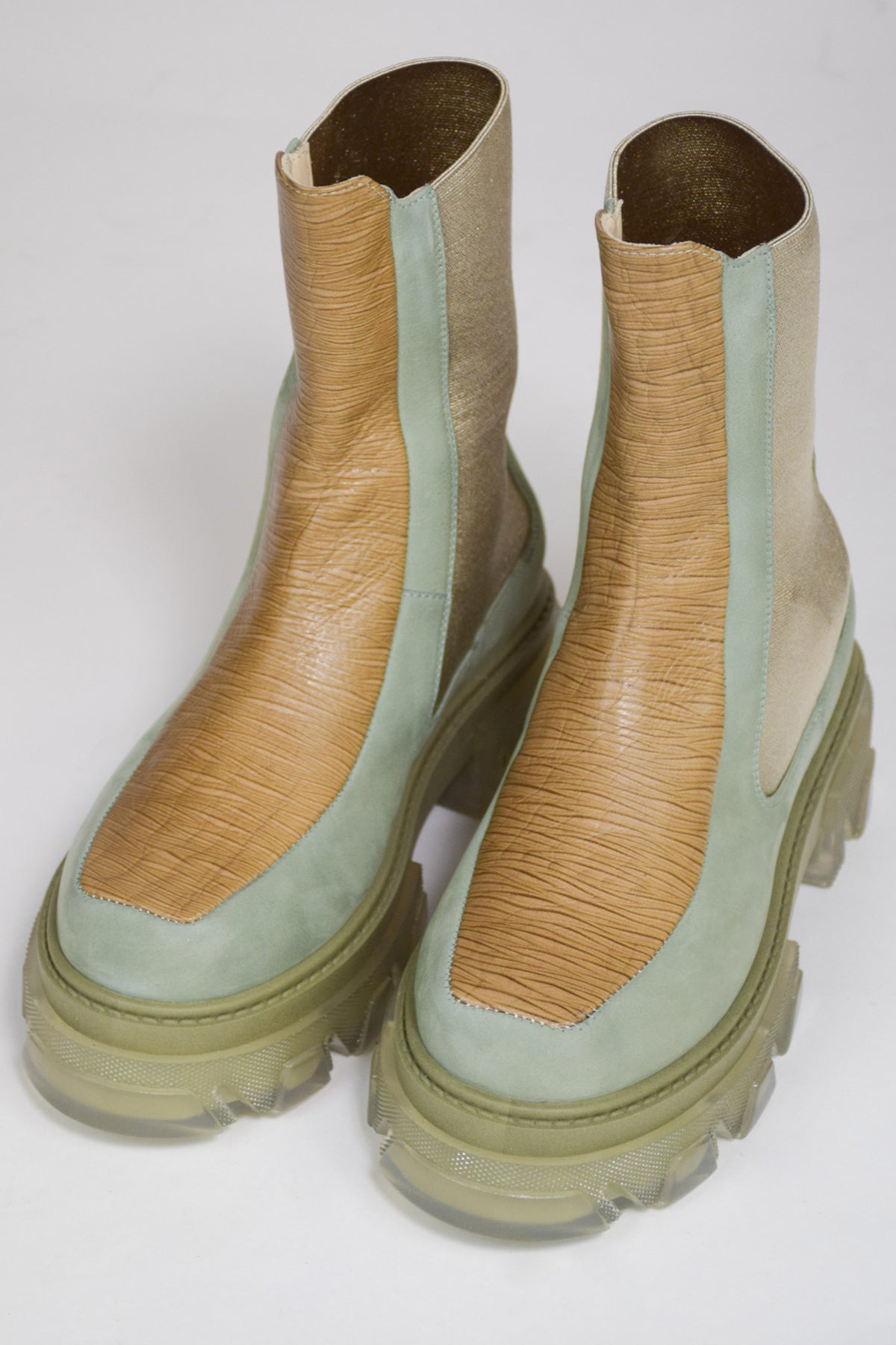 BOOTS WITH SERIGRAPH INSERTS AND HALF TRANSPARENT SOLES