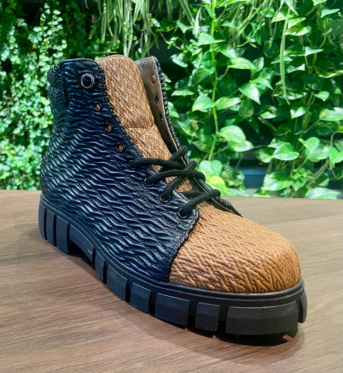BOOTS WITH LACES OF WAVES STYLED TECH LEATHER