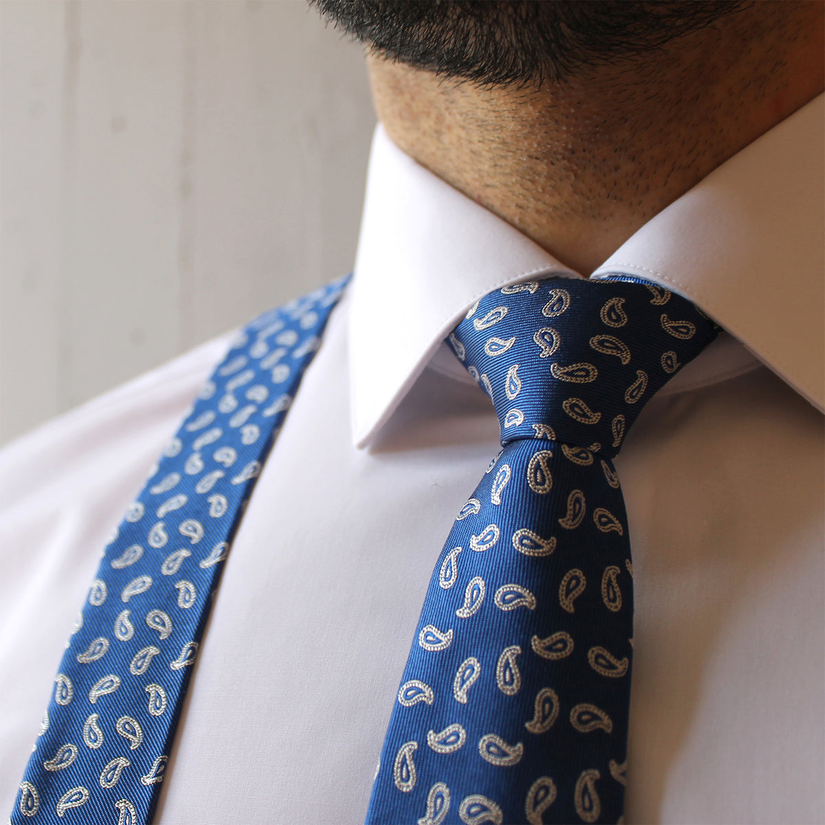 Coordinated suspenders and necktie in jacquard silk, paisley blue