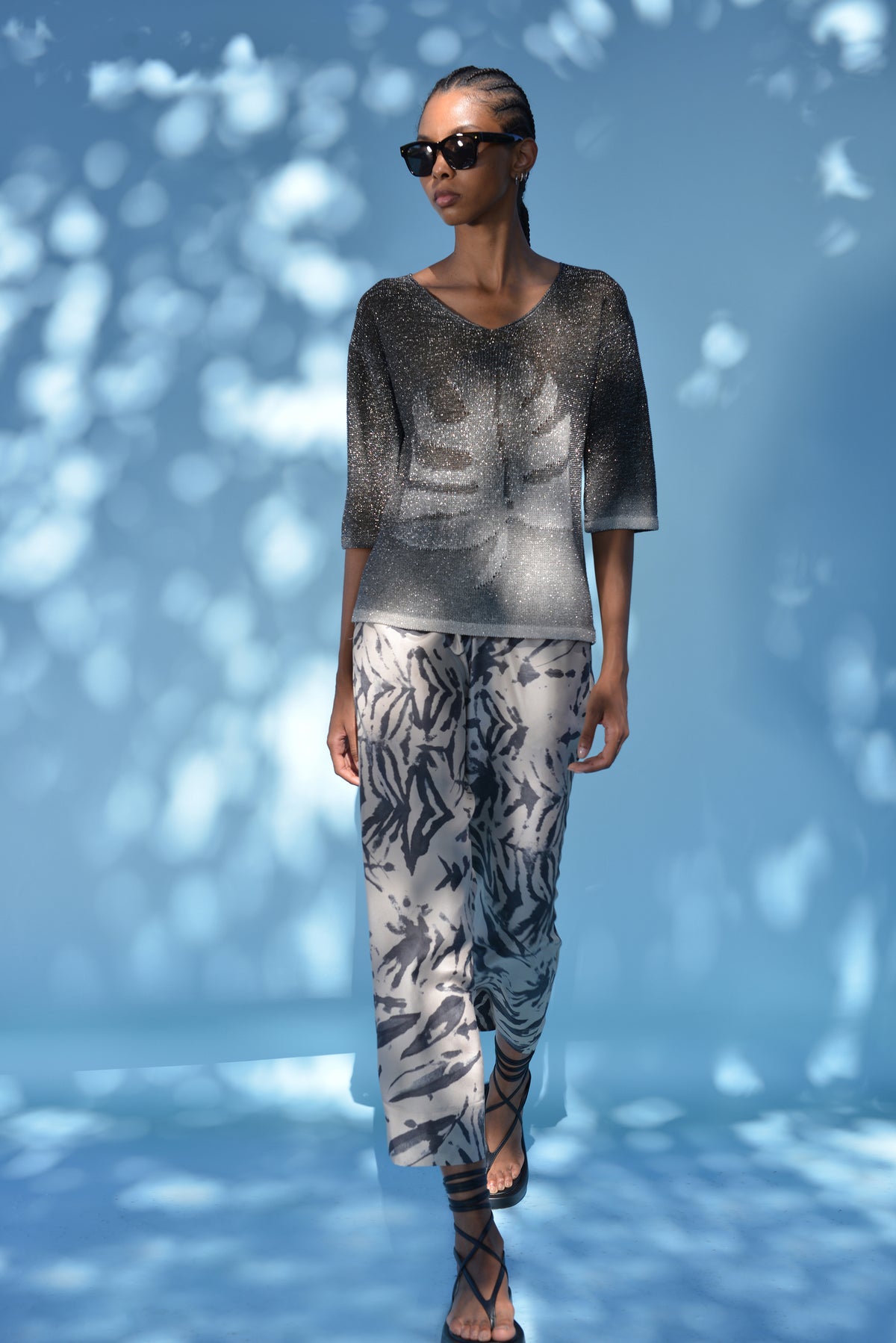 hand-painted sweater 4346.954.022
printed trousers 6676.272.114
