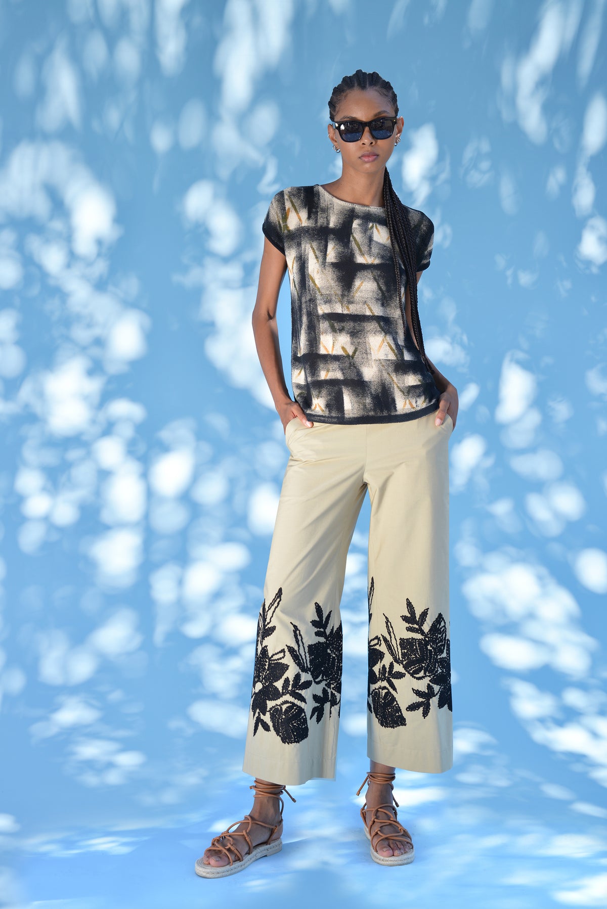 hand-painted sweater 4340.908.002
embroidered trousers 6725.313.136