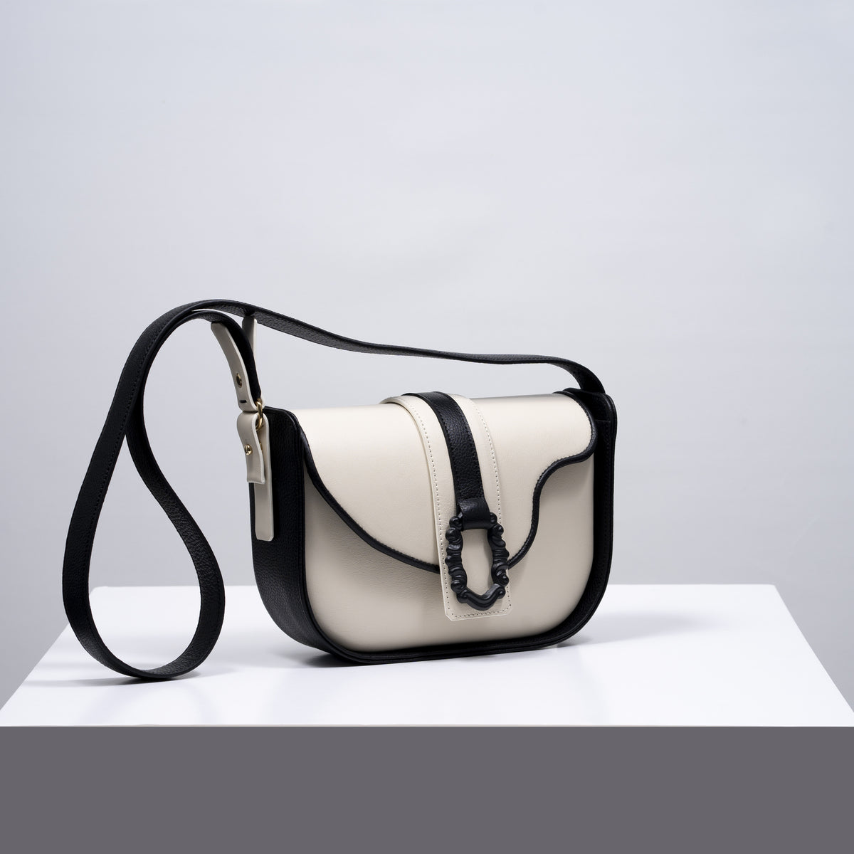 Lia Crossbody Leather Bag
- Black&Yvory