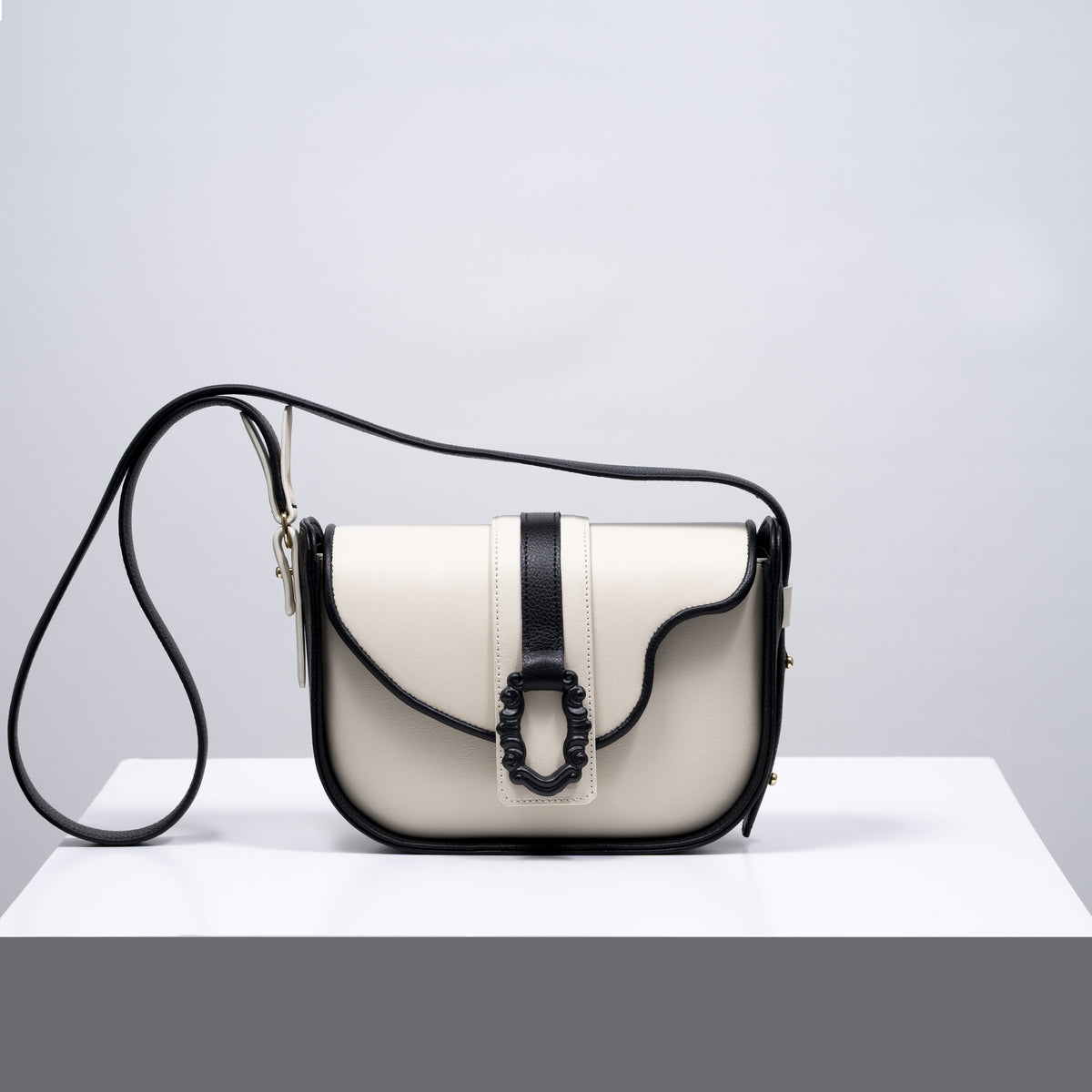 Lia Crossbody Leather Bag
- Black&Yvory